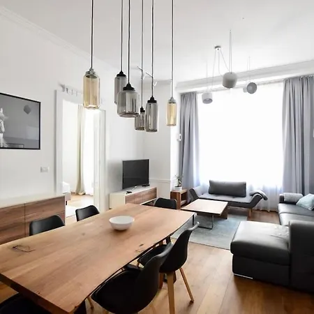 Luxury By Hi5 - Broadway