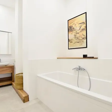 Luxury By Hi5 - Broadway *