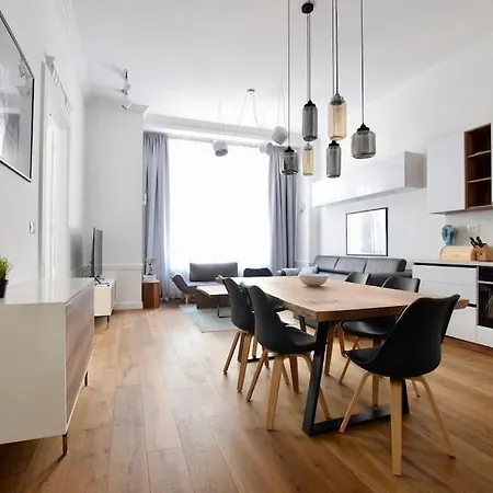 Luxury By Hi5 - Broadway * Budapest