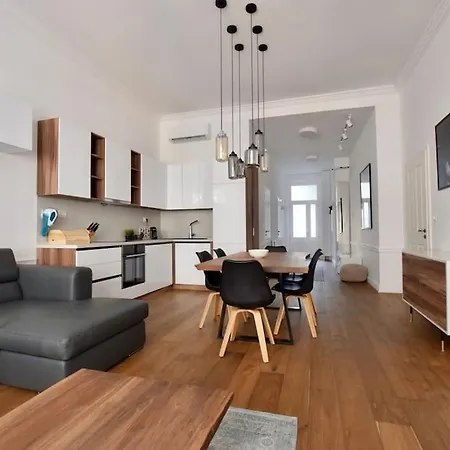 Luxury By Hi5 - Broadway Apartment Budapest