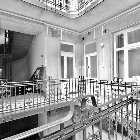 Luxury By Hi5 - Broadway * Budapesta